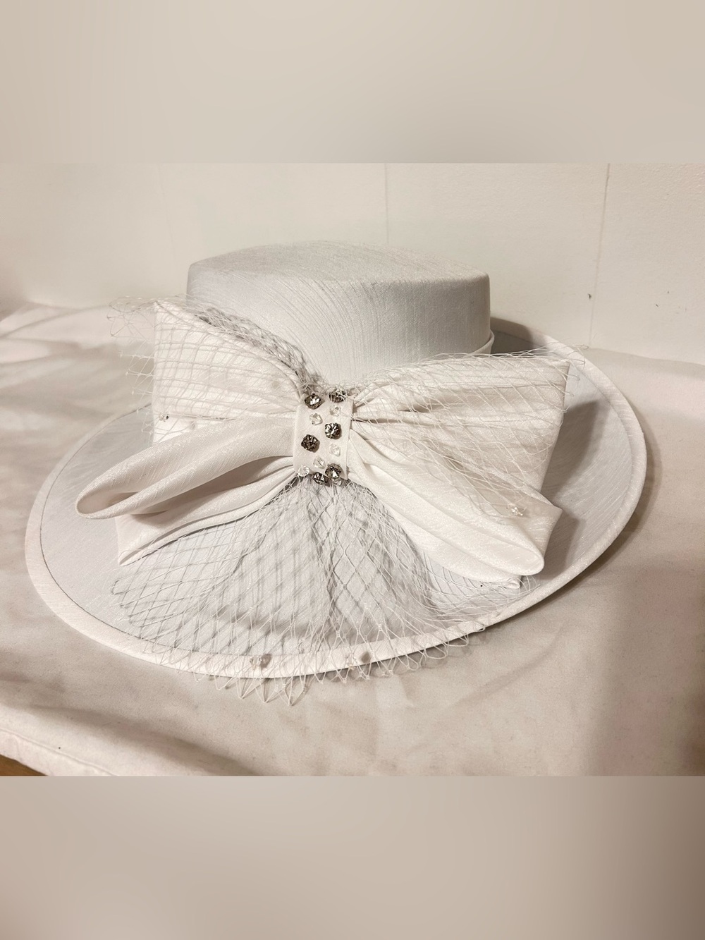 Something Special NWT White Church Derby Hat Rhinestone Bow